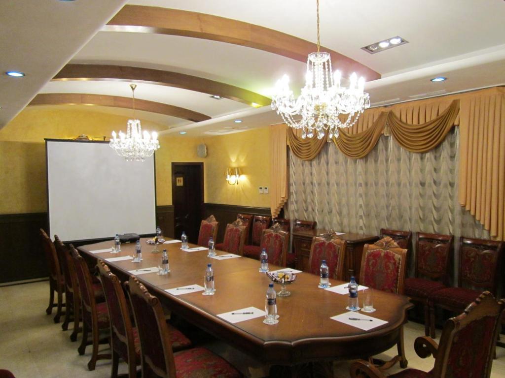 Merey Hotel Караганда Экстерьер фото